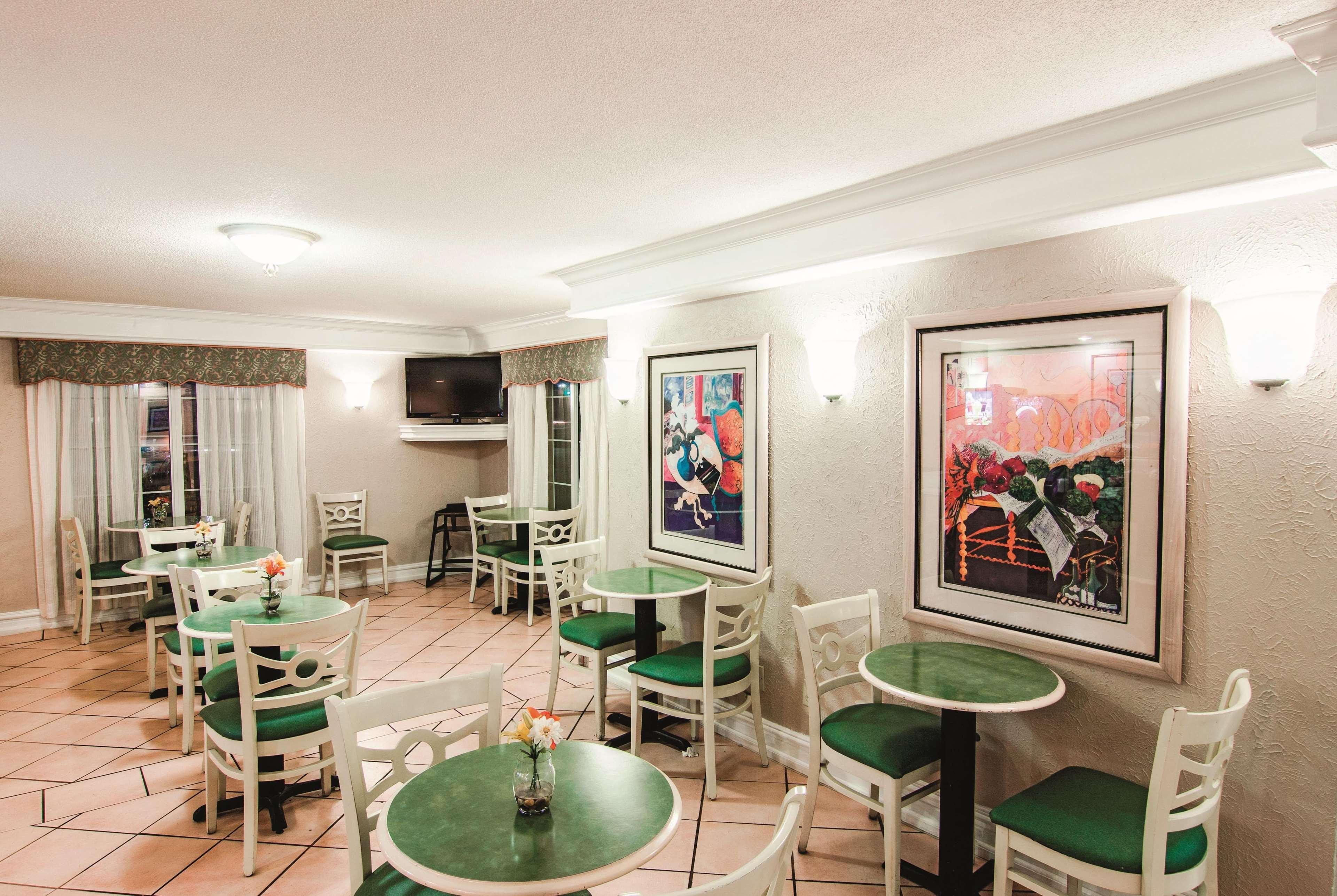 La Quinta Inn By Wyndham Indianapolis Airport Lynhurst Esterno foto