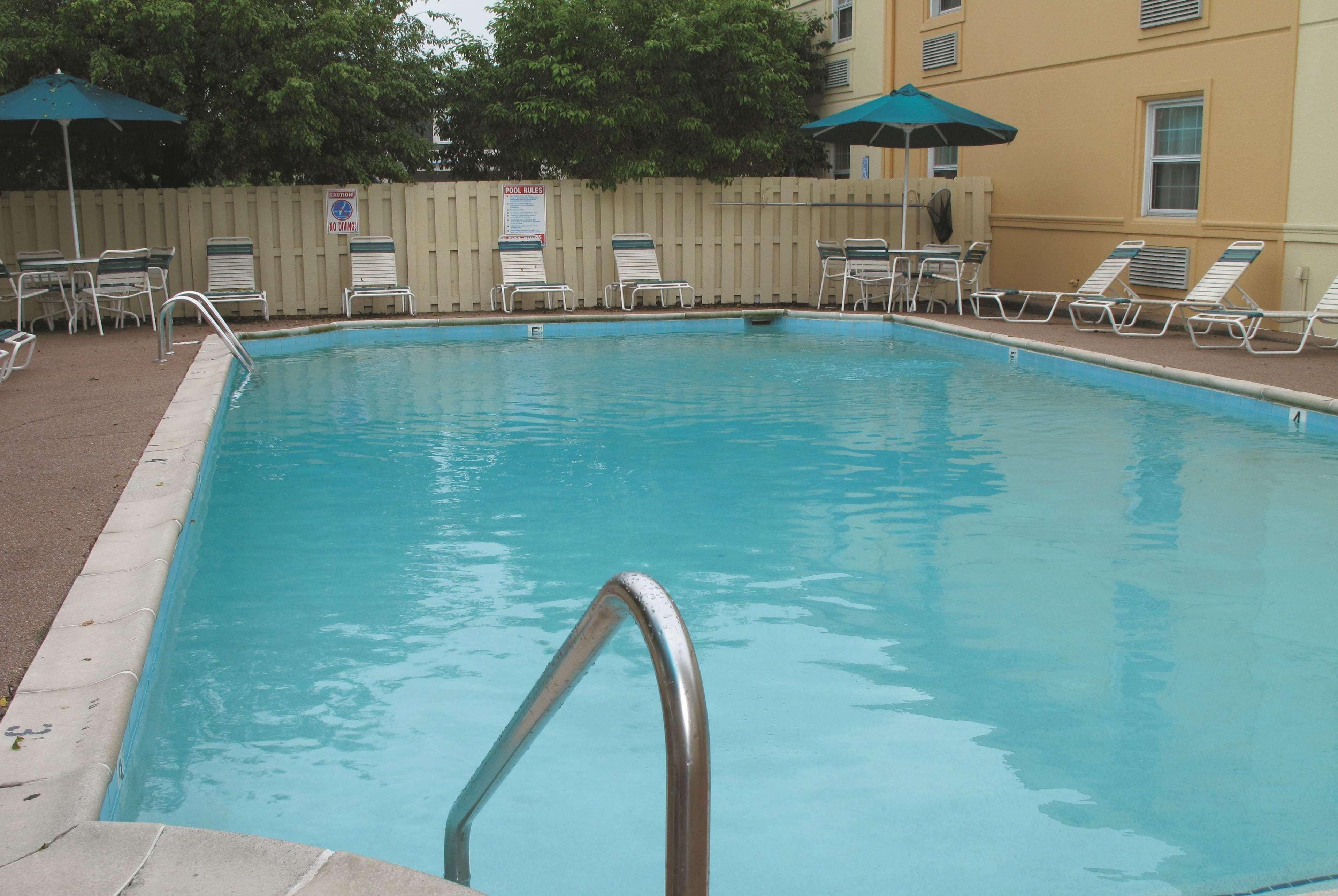 La Quinta Inn By Wyndham Indianapolis Airport Lynhurst Esterno foto