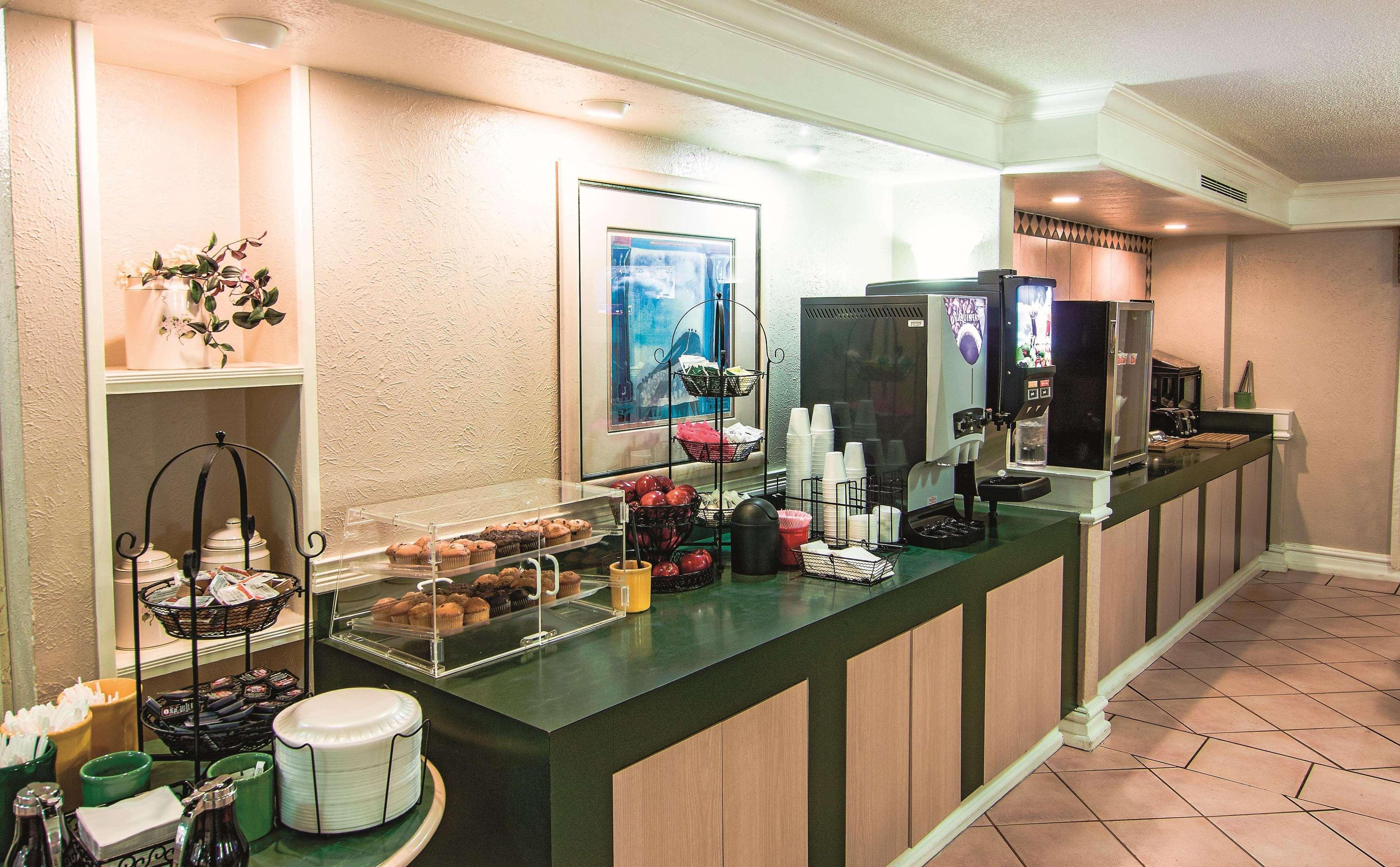 La Quinta Inn By Wyndham Indianapolis Airport Lynhurst Esterno foto