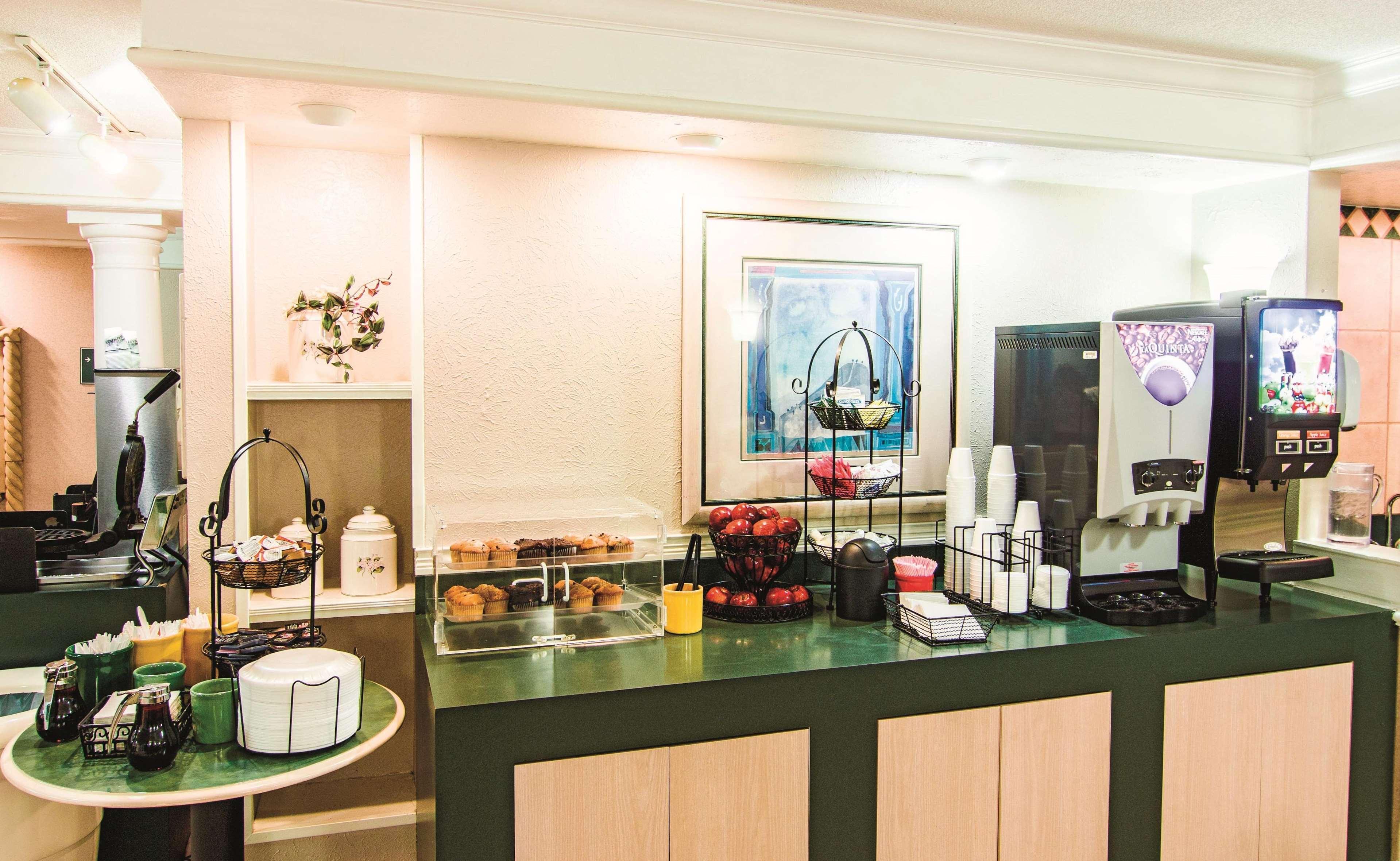 La Quinta Inn By Wyndham Indianapolis Airport Lynhurst Esterno foto