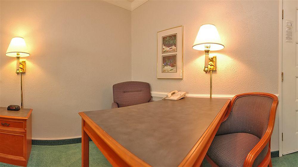 La Quinta Inn By Wyndham Indianapolis Airport Lynhurst Esterno foto
