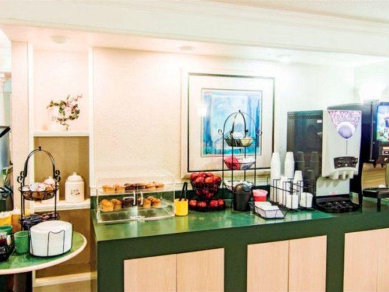 La Quinta Inn By Wyndham Indianapolis Airport Lynhurst Esterno foto